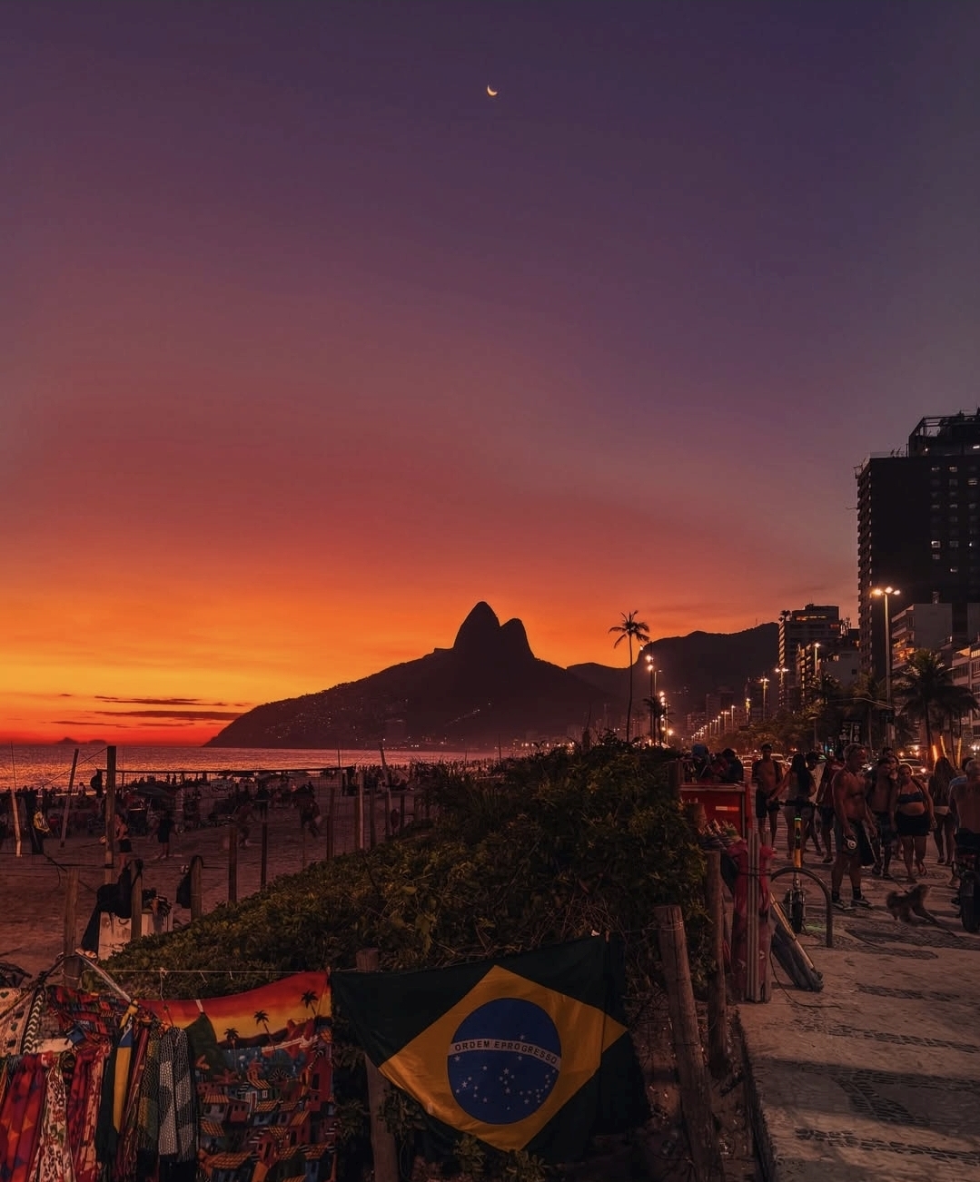 Pôr do sol visto da orla de Copacabana